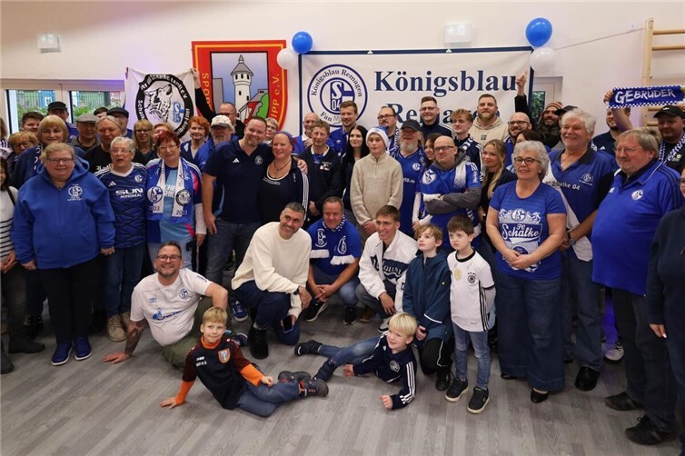 Das Vereinsgelände des SV Kripp, in dem der noch junge Schalke-Fanclub Königsblau Remagen einen Spielerempfang durchführte, bot für die Veranstaltung einen idealen Rahmen. Schalkes Innenverteidiger Felipe Sánchez (vo. re. knieend) und Torwarttrainer Volkan Ünlü (vo. li. knieend) kamen aus dem Ruhrgebiet zum gut besuchten Spielerempfang des SFCV-Bezirks 10 in die Römerstadt am Rhein.  Foto: Thorsten Trütgen