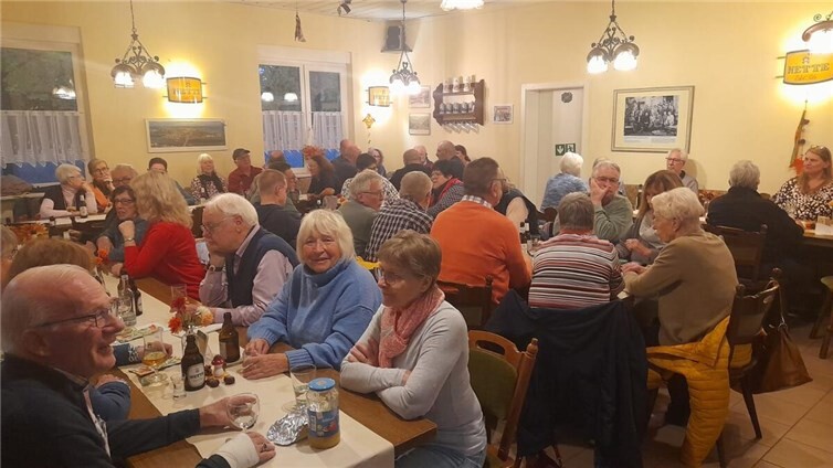 Beste Stimmung beim Döppekooche-Essen Das Vereinsheim war bis auf den letzten Platz gefüllt – das traditionelle Döppekooche-Essen ist in Heddesdorf sehr beliebt.  Foto: Fred Kutscher