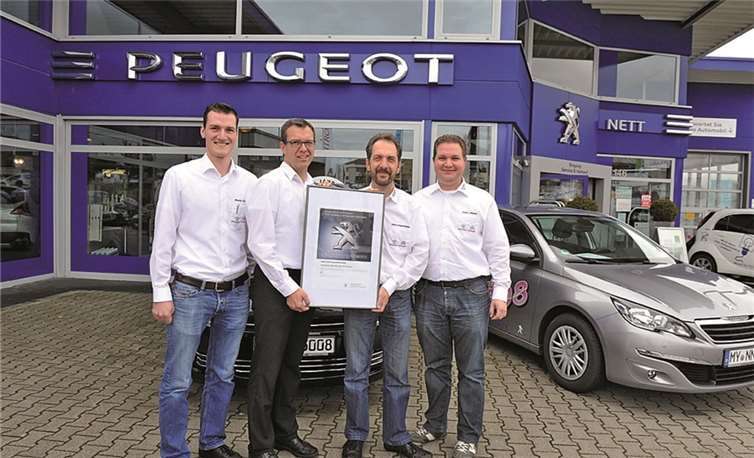Das Verkaufsteam des Autohauses Nett ist stolz auf die hohe Auszeichnung. privat