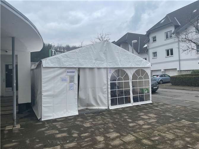 Das Versorgungs- und Wahlzelt im Kurpark.