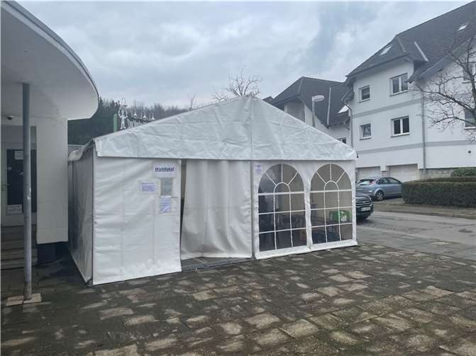 Das Versorgungszelt im Kurpark von Bad Bodendorf wurde ebenfalls als Wahllokal verwendet.  Foto: ROB