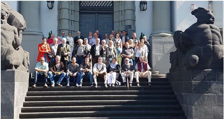 Das Verwaltungsgebäude der Basalt AG gehört zum Linzer Stadtbild. Dank Markus Haardt lernten die Teilnehmer des Hegeringfestes jetzt interessante Detail aus seiner Geschichte und die Innenausstattung kennen. privat