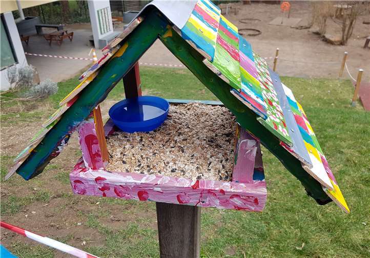 Das Vogelhaus erstrahlt nun in neuem und bunten Glanz. Foto: privat