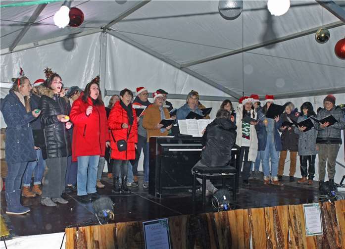 Das Vokalensemble Belcanto Mendig verbreitete Vorweihnachtsstimmung im Gleichklang mit den Besuchern. Fotos: Hans-Peter Kranz