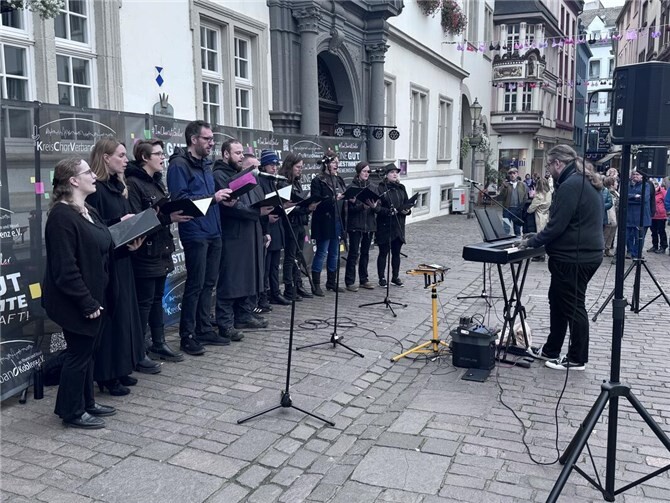 Lieder der Einheit auf dem Jesuitenplatz Das Vokalensemble St. Josef.