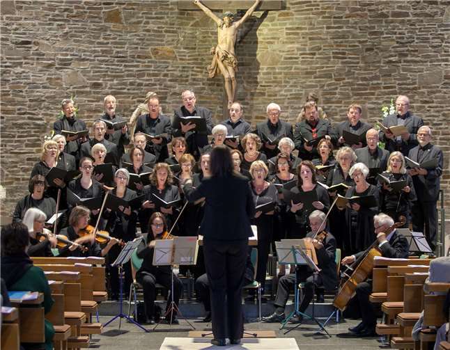 Das Vokalensemble Swisttal und die Cappella Nova bildetendas Grundgerüst für die musikalische Aufführung anlässlich des Jubiläumsder Grundsteinlegung für die Pfarrkirche Buschhoven. Fotos: JOST