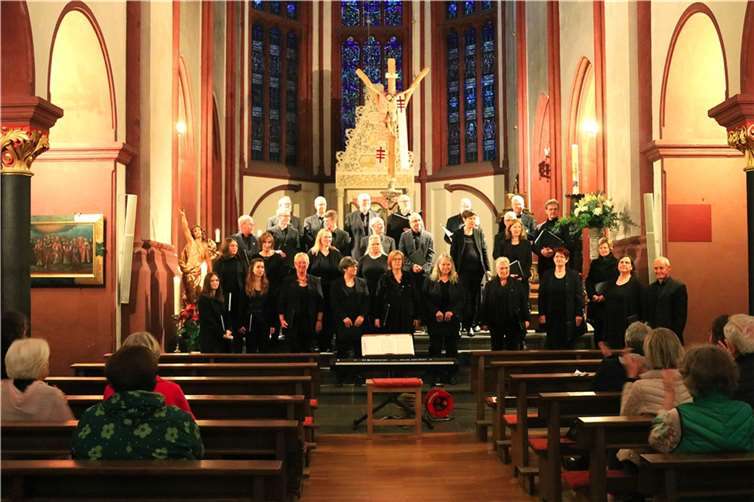 Das Vokalensemble TonART Neuwied e.V. unter der Leitung von Peter Uhl (v.r.). Foto: Dirk Schmidt