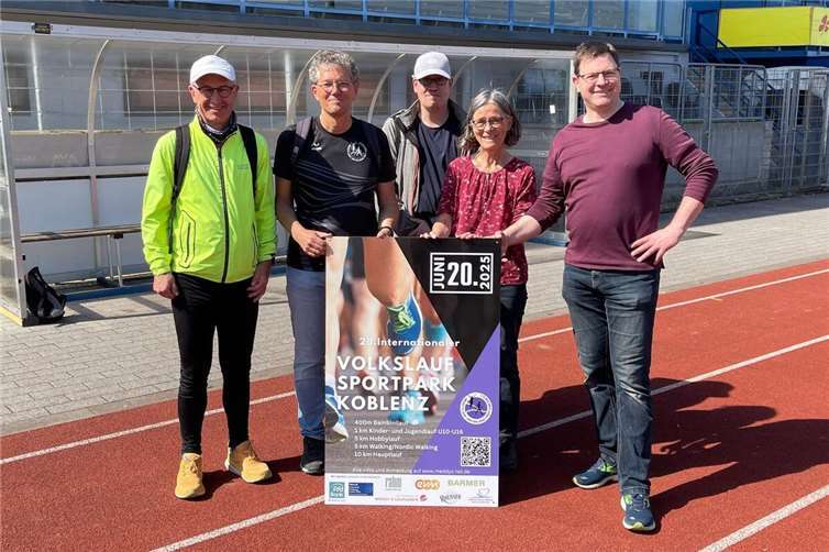 Das Volkslauf-Orgateam bei der Ortsbegehung im Stadion Oberwerth.  Foto: Thomas Montabauer