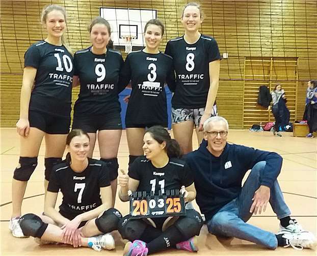 Das Volleyballteam mit Trainer Heinz Nieskes.