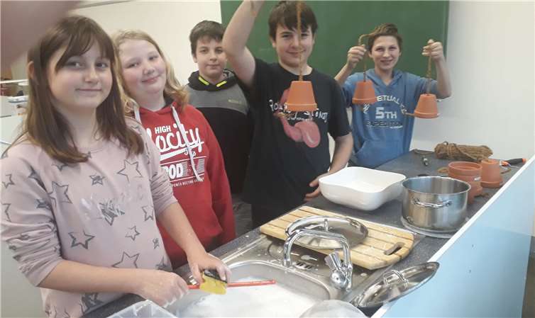 Das Vorbereiten der Tontöpfe fürdie Futterglocken erfolgte unter Anleitung. Fotos: -MT-