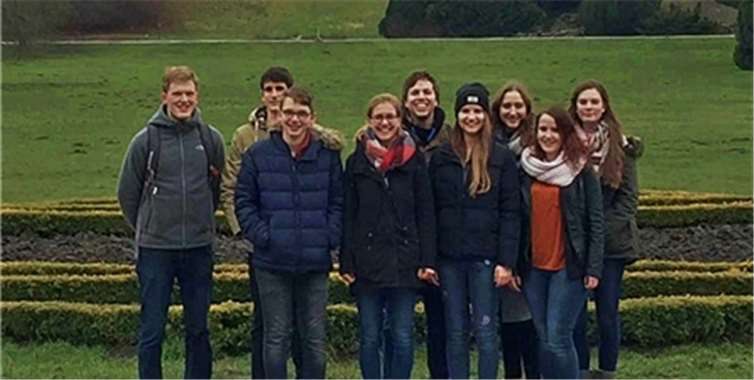 Das Vorbereitungsteam der Ferienfreizeit vor dem Bergpark „Wilhelmshöhe“ in Kassel. privat