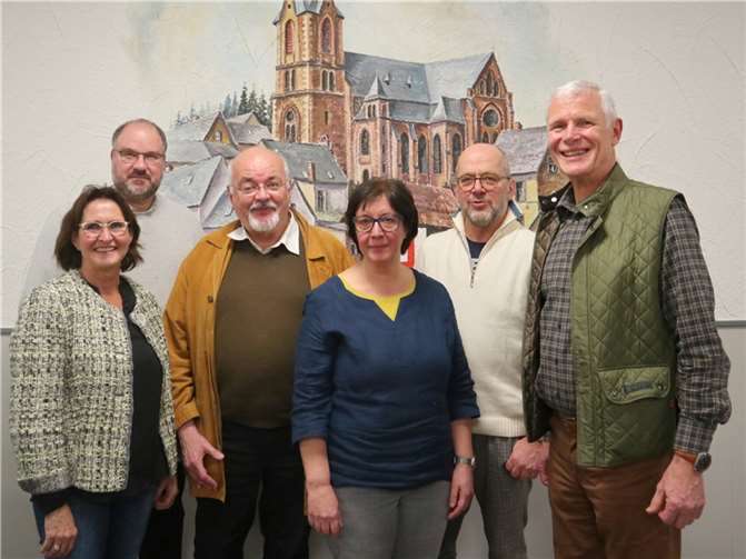 Das Vorbereitungsteam des Gesprächsabends „Katholische Kirche - hoffnungsloser Fall?“ im Langenfelder Sportlerheim (v. links) Margit Ebbecke (ehemaliges Leitungsteam-Mitglied des Pastoralen Raums Mayen), Dekan des Pastoralen Raums Mayen Jörg Schuh, Pfarrer Thomas Corsten und Ehrenamtliche aus dem Pfarrgemeinderat der Pfarrei St. Jodokus Gaby Hilger, Gerd Bungarten und Bernd Heimermann.  Foto: Bistum Trier/Julia Fröder