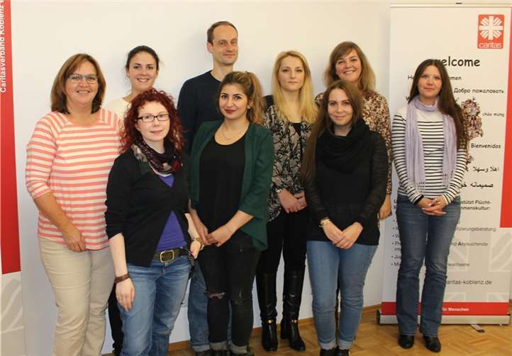 Das Vorbereitungsteam mit ehrenamtlichen Willkommenspaten und Caritasmitarbeitern freut sich auf viele Gäste beim Benefiz-Café am 28. November.