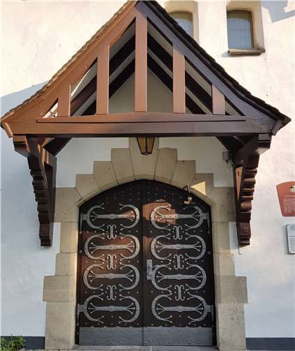 Das Vordach und das Haupteingangstor.