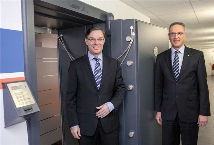 Das Vorstandsduo der Raiffeisenbank Rheinbach Voreifel eG, Vorstandsvorsitzender Heinz Haubrichs (rechts) und Vorstand Burkhard Kraus (links), blickt auf ein erfolgreiches Geschäftsjahr zurück. 2012 wurde auch die neue Geschäftsstelle in Euskirchen-Stotzheim bezogen, die rund um den alten Tresorraum errichtet wurde. VJ