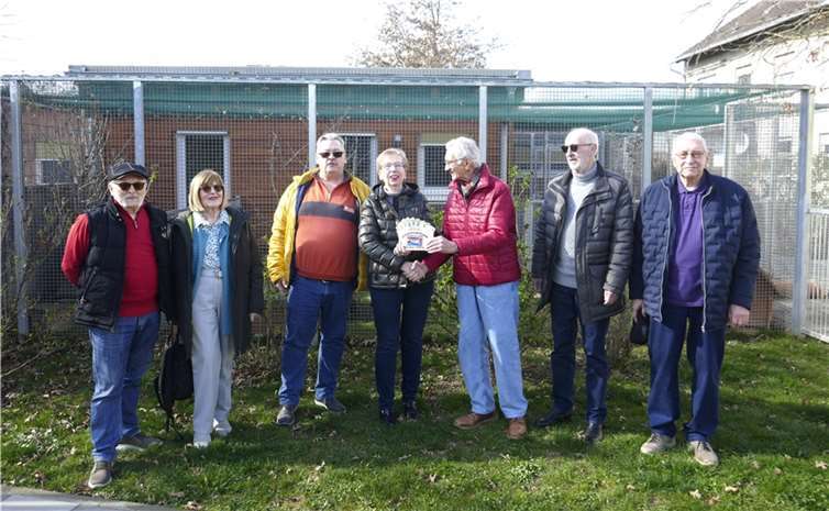Das Vorstandsmitglied Dorothee Schünemann-Diederichs konnte es kaum fassen, als der Kümmerer Klaus König der Gruppe im Beisein des Teams eine tolle Spende von 500 Euro überreichte. Foto: privat