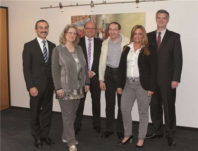Das Vorstandsteam Dr. Hermann-Josef Richard (l.) und Thomas Paffenholz (r.) sowie der Leiter der Personalabteilung, Martin Groß (3. v. l.), gratulierten den Jubilaren im Rahmen einer Feierstunde.privat