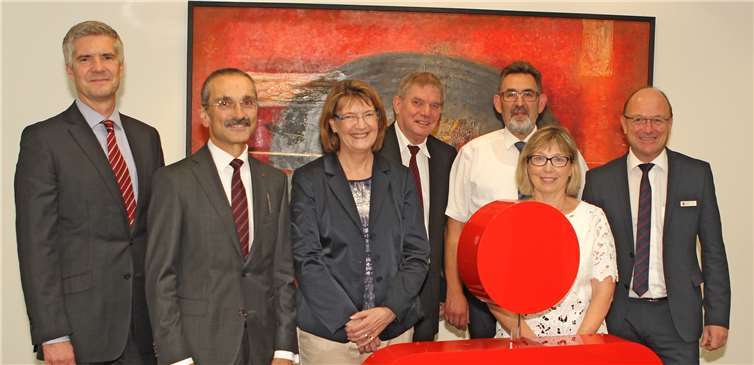 Das Vorstandsteam Dr. Hermann-Josef Richard und Thomas Paffenholz sowie Martin Groß (Leiter Personalmanagement) gratulierten den Jubilaren zu stolzen 40 Jahren Engagement.  Sparkasse Neuwied
