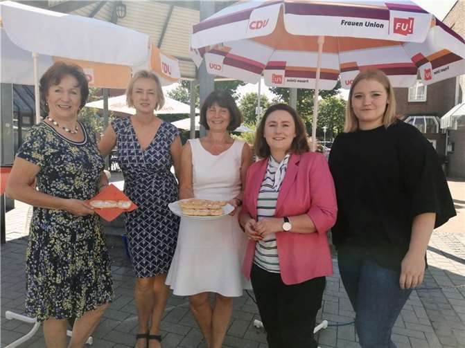 Das Vorstandsteam der Frauen Union lädt zu frischen Waffeln ein (Anne Viehmann, Ariane Stech, Sabrina Gutsche, Elena Dahmen und Luisa Blome (v.l.)). Foto: Frauen Union Meckenheim