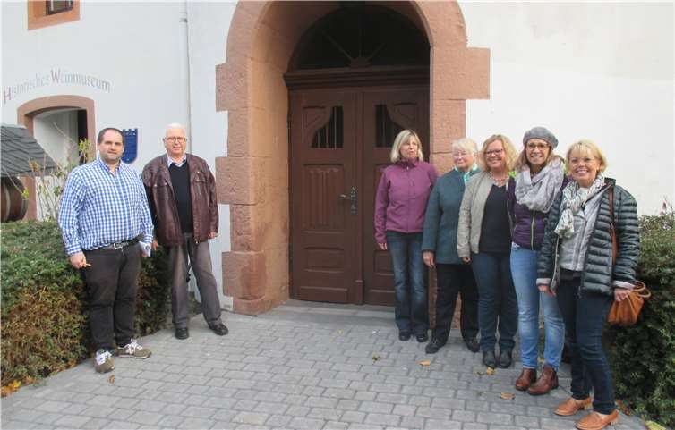 Das Vorstandsteam der Kath. Frauengemeinschaft, der VdK Vorsitzende Ingo Dominik mit Vorstand und der VdK Vorsitzende Koblenz Rigobert Scherf sind sich einig: Der Eingangsbereich am Winzerhaus in Gondorf erfährt derzeit durch den ebenen Eingangsbereich eine wesentliche Verbesserung.  Weidung