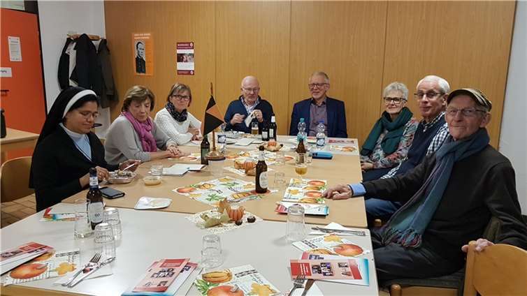 Das Vorstandsteam der Kolpingfamilie Neuwied 1860 in St. Matthias unter dem Vorsitz von Werner Hammes lud seine MitgliederInnen zum gemütlichen Beisammensein.  Foto: Martin Monzen