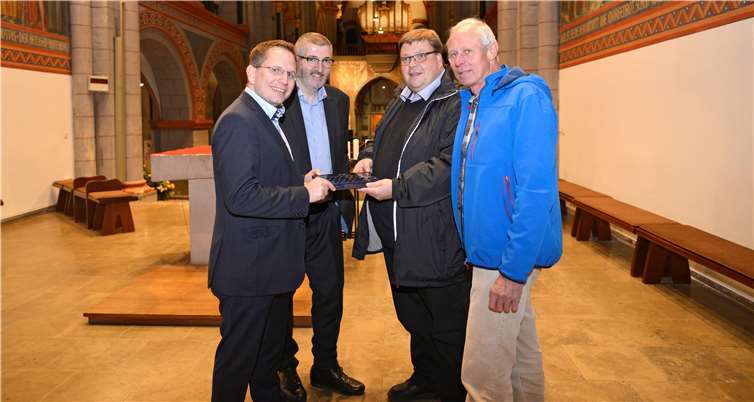 Das Vorstandsteam des Fördervereins Mariendom Andernach e.V.: Frank Mertens (Vorsitzender), Reinhard Helf (Stv. Vorsitzender), Pastor Stefan Dumont freuen sich gemeinsam mit Lars Hörnig über die Unterstützung der Stadtwerke). Foto: Meta Welling