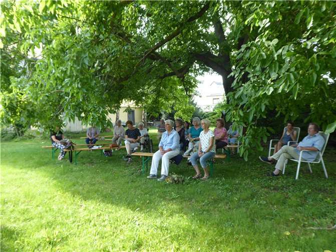 Das Vorstandsteam hatte in den Pfarrgarten mit altem Baumbestand eingeladen. Foto: privat