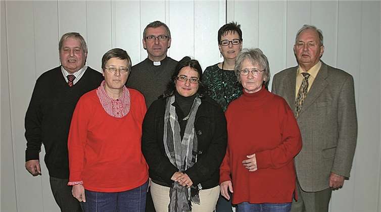 Das Vorstandsteam: (hinten v.l.) Norbert Diederichs, Pfr Günter Marmann und Stefanie Lorenz. (Vorne v.l.) Christa Alfter, Carmen Scheuren, Inge Schröder. Ehrenvorsitzender: (Hinten r.) Hanns Mannheim.  RÜ