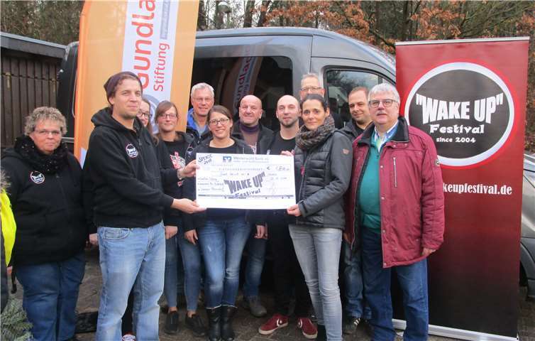 Das „WAKE UP“ Team übergab eine Spende an die Gundlach Stiftung. privat