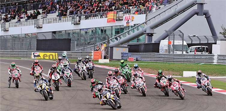 Das WM-Feld der Superbikes auf dem Weg in die erste Kurve.BURG