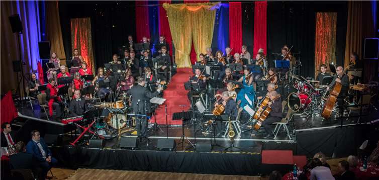 Das Wachtberger Kammerorchester gab der Neujahrsgala mit Verstärkung aus dem Jugendorchester den passenden Rahmen.