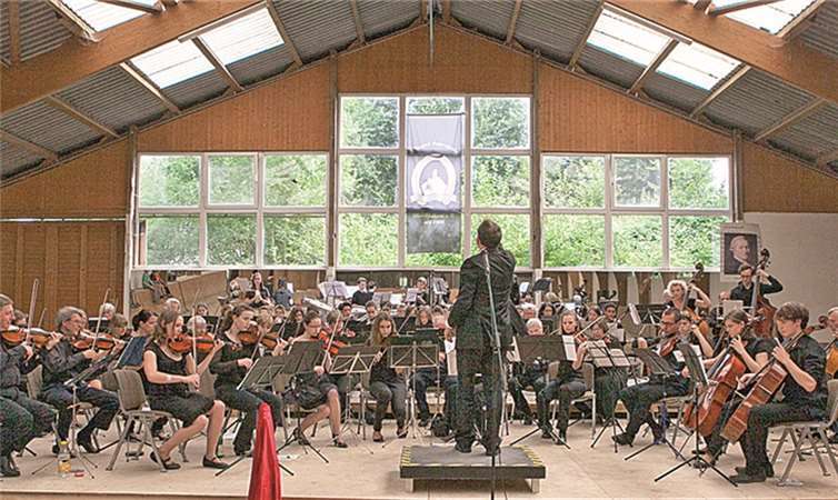 Das Wachtberger Kammerorchester und das Wachtberger Jugendorchester glänzten gemeinsam bei der 17. Auflage des Anton-Raaff-Konzertes, diesmal in der Reithalle der Grube Laura. VJ