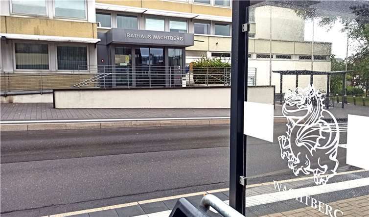 Das Wachtberger Rathaus in Berkum stammt aus den 70-er Jahren. Entspricht die aktuelle „Klimapolitik“ der CDU/Grüne-Koalition auch dem Zeitgeist der 70-er Jahre, wie es die Wachtberger Parents vermuten? Die dauernden Ablehnungen von klimaschützenden Bürgeranträgen könnte ein Indiz dafür sein. Foto: privat