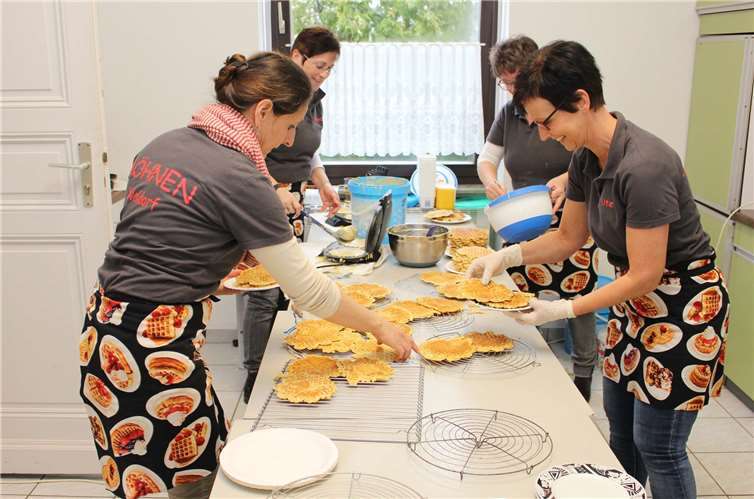Erfolgreicher Waffeltag der Waldorfer Möhnen Das „Waffelteam“ der Waldorfer Möhnen bei der Herstellung der leckeren Süßigkeiten.