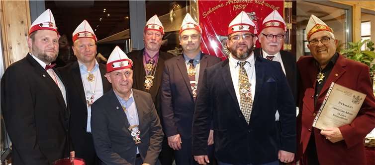 Das Wagenbauteam der Artilleristen aus Linz am Rhein und ganz rechts Christian Adams mit der ganz besonderen Ehrung für 55 Jahre Korpsaktivität. Ausgezeichnete Artilleristen (von links) sind u. a. Peter Weiß, Ralf Rondi, Norbert Adams, Theo Laufenberg, Willi Hüttner, Markus Blum-Biermann, Rudolf Schmahl und Christian Adams.  Foto:Roland Thees