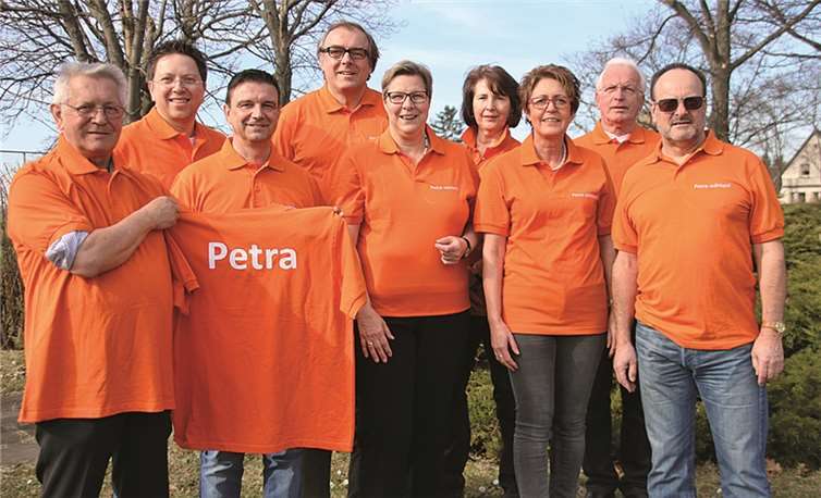 Das Wahlkampfteam präsentierte die neuen T-Shirts „Petra wählen“.privat