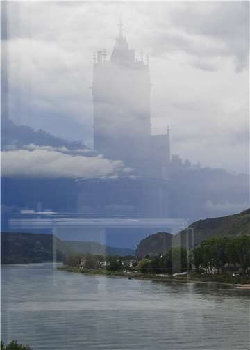 Das Wahrzeichen von Andernach der „Runde Turm“ spiegelte sich im Fensterglas, so dass er versetzt in den Wolken über dem Rhein erschien. Foto: Dorothee Schünemann-Diederichs