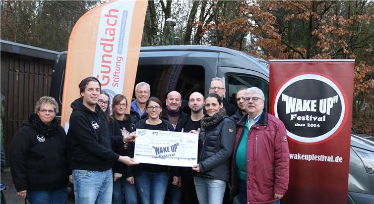 Das „Wake Up“-Team übergab auch in diesem Jahrwieder einen Spendenscheck. Fotos: UP