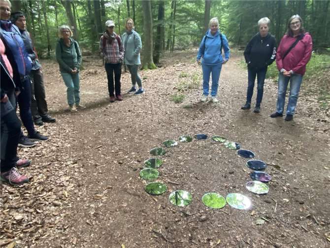 Das Waldbaden bietet eine kurze Auszeit für Körper und Geist.  Foto: Heike Kurz VG