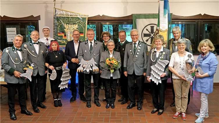 Das Waldbreitbacher Schützenfest unter der Regie des 1. Brudermeisters der St. Sebastianus Schützenbruderschaft 1864 Waldbreitbach, Thomas Over, der auch den Adlerkopf erlegte und seines Stellvertreters Marcus Dötsch (v.l.) brachte viele weitere neue Würdenträger hervor. Auf dem Bild zu sehen: Jürgen Maack mit Gattin Gabi (5. und 7. von rechts), Maria Schmidt (2.v.r), Viktor Schicker (6.v.l.), Irene Wambach (4.v.l.), Annelie Weber (4.v.r.), Bärbel Krämer-Klein (rechts), Marius Kötting (3.v.l.), MdB Erwin Rüddel (5.v.l.), Justus Reiprich (3.v.r.), Andrea Reiprich und Thomas Herschbach (Mitte hinten). Foto: Willi Schmitz