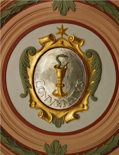 Das Wappen des Rommersdorfer Konventes zeigt den Johanneskelch - die Legende um ihn ist Ursprung des Brauches des Johanniswein-Segnens. Abtei-Rommersdorf-Stiftung