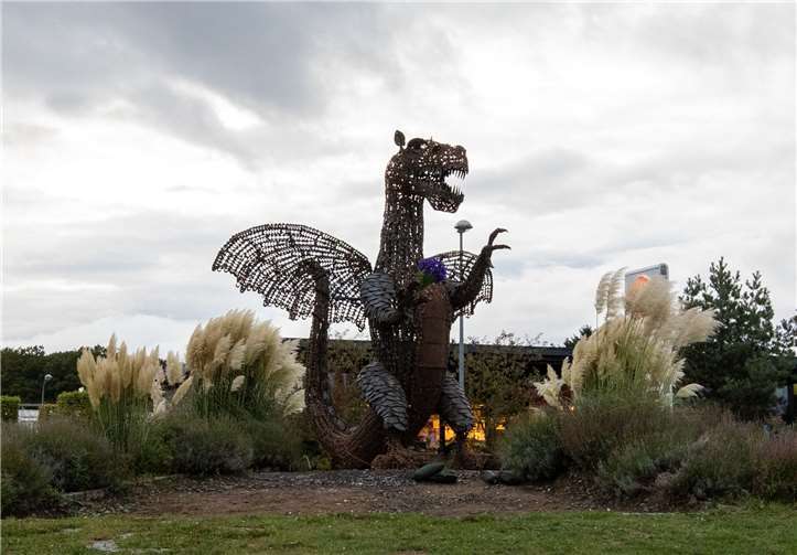 Das Wappentier Wachtberg ragt nun 5,80 Meter hoch auf dem Kreisel am EKZ auf.