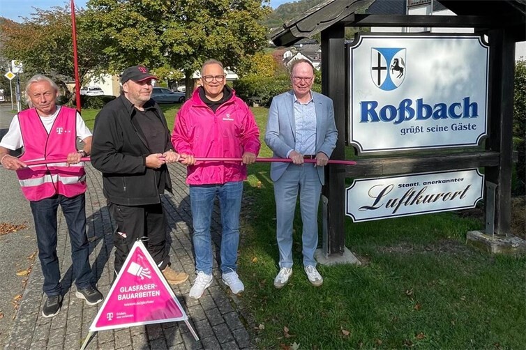 Das Warnschild „Glasfaser-Bauarbeiten“ und offene Glasfaserkabel gehören in Roßbach/Wied der Vergangenheit an. Innerhalb von nur einem Jahr wurden das Glasfasernetz und 613 Hausanschlüsse verlegt. Darüber freuen sich die Vertreter der Telekom, Uli Kalenborn, Roland Fritzen (Technik-Support-Team), Uwe Klöckner (Regiomanager) und Ortsbürgermeister Thomas Boden. (v. l. n.);