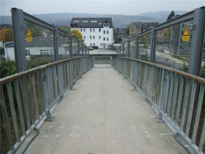 Das Warnschild bezieht sich nicht auf die Kabel auf der Brücke. Foto: privat