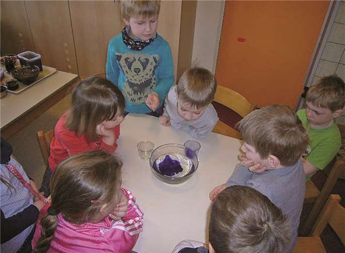 Das Wasser wurde mit Tinte und Öl verunreinigt. Aus verschiedenen Perspektiven beobachteten die Kinder ihre Ergebnisse.  Kindergarten Thür