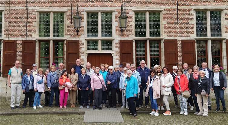 Das Wasserschloss Veltwijck ist immer einen Besuch wert. Für viele Teilnehmer aus Andernach war es die erste Fahrt nach Ekeren. Links außen Richard Welter, der Organisator der Reise. Foto: Dirk van Overloop