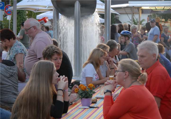 Das Wasserspiel, das dem Fest in Puderbach seinen Namen gab und eine Lücke im Veranstaltungskalender: Der metallene Brunnen auf dem Platz an der Straße Im Bruch.