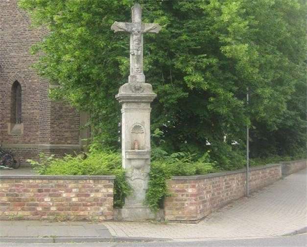 Das Wegekreuz an der katholischen Kirche in Swisttal-Odendorf. Foto: Klaus Scholz