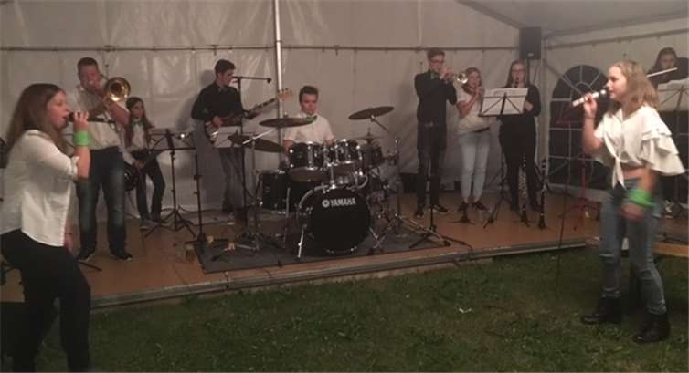 Das Weiberner Chaosorchester begeisterte dieMassen mit ihren stimmungsvollen Melodien.