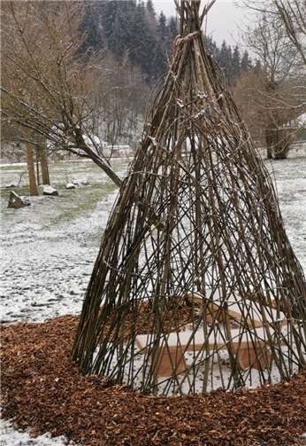 Das Weidentipi bietet auch Sitzmöglichkeit zum Verweilen an. Foto: privat